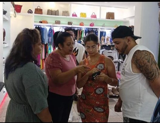 El contacto directo con trabajadores del sistema <a href="/MINCOMCuba/">Ministerio de Comunicaciones Cuba</a> y pueblo en general. El impulso a las tareas del uso masivo de los canales digitales por la población y actores económicos define el trabajo de <a href="/MayraArevich/">Mayra Arevich Marín 🇨🇺</a> por la 
#TransfirmaciónDigital 
#EtecsaConCuba 
<a href="/LidiaHid/">Lidia E. Hidalgo Rodríguez 🇨🇺🇨🇺♥️</a>