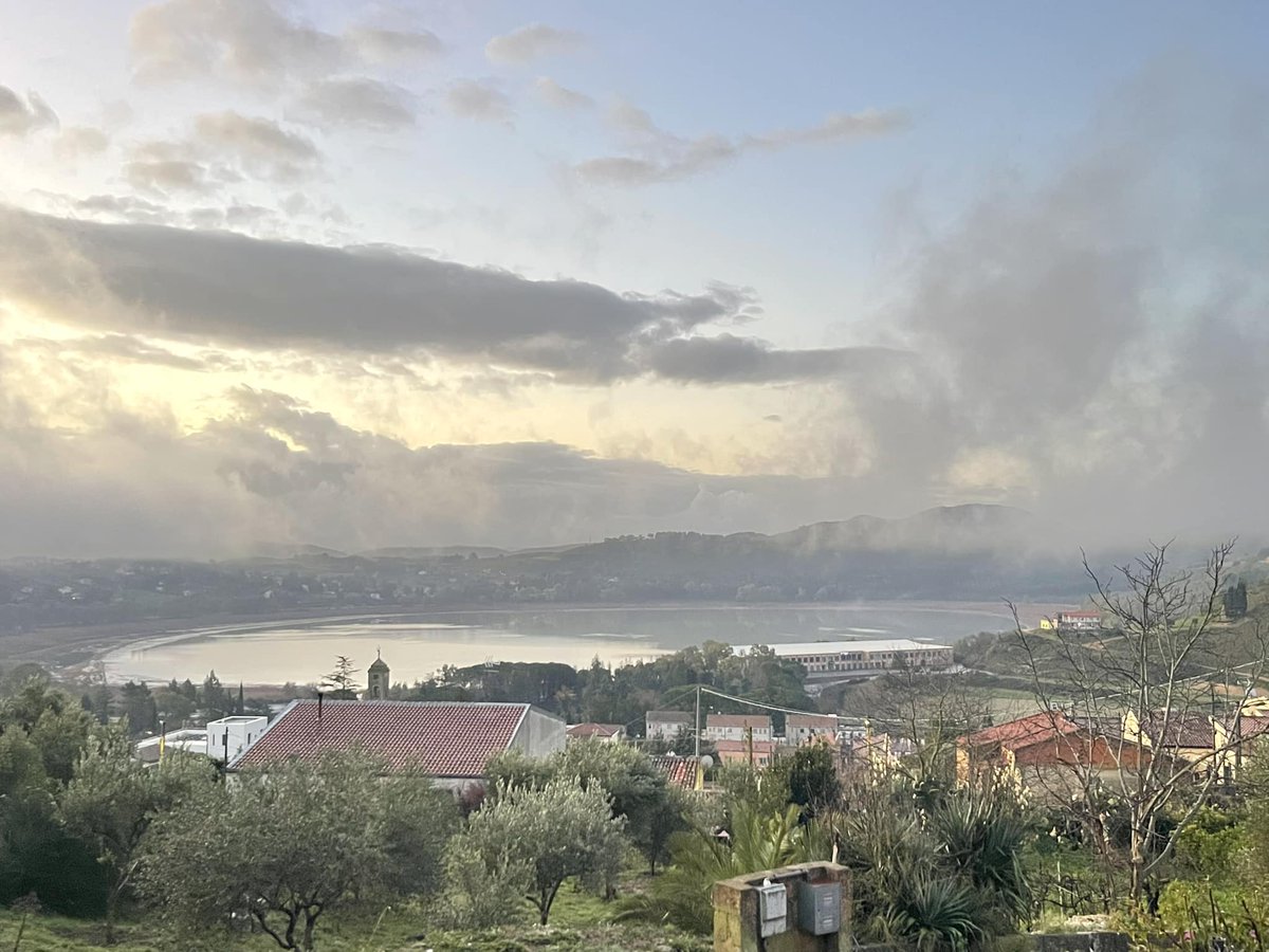 Good News. Il lago Pergusa, in Sicilia, era diventato tristemente noto per essere scomparso a causa della pesante siccità che ha colpito l'isola. Dopo le recenti piogge, il lago è tornato, ancora lontano dai suoi normali standard, ma è pur sempre una buona notizia.