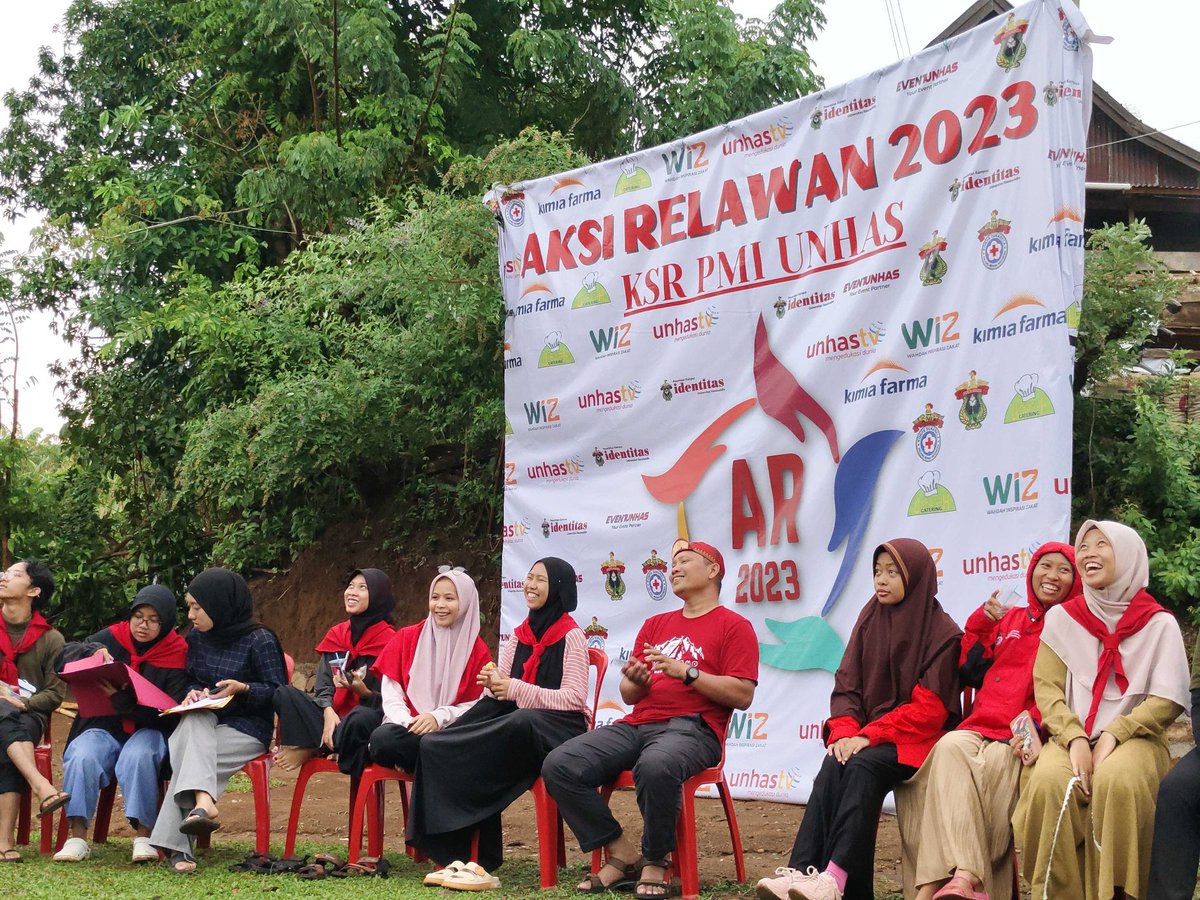 FatmaSriFatima1's tweet photo. Pas evaluasi, dan ada pesawat yang lewat https://t.co/upL33r9T7s