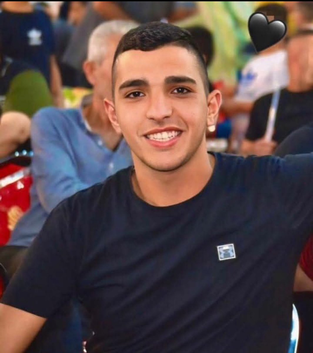 La Croce Rossa ha fatto sapere alla famiglia del prigioniero Mohammed Yassin Jaber, palestinese di 22 anni, che è morto oggi in una prigione israeliana.
Era detenuto da un anno in detenzione amministrativa, rinnovata 3 volte consecutive.
Niente dirette Rai o articoli per lui.
