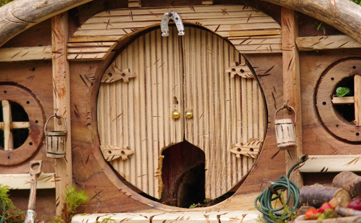 simon_dell_tog's tweet photo. Just about finished The New Hobbit House .
all hand made from scraps or recycled wood . the main part used to be some sheesham furniture so is a good solid hard wood that should last a couple of years .
.
.
.
.
#mousevillage #mousegarden #mousecommunity #mandandmouse #feedingwildmice #simondell #georgethemouse
#hobbit #hobbithomes #handmade