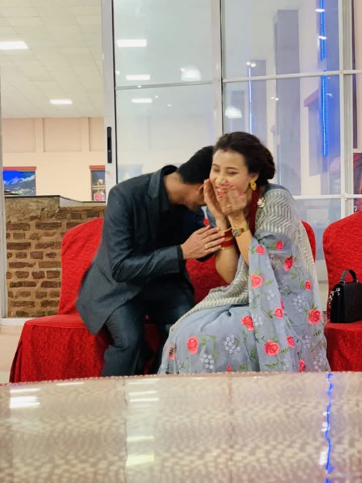 जुनेलि रात भन्दा तिम्रो मुस्कान उज्यालो छ ,मलाई तेसैले त गन्तव्यमा पुग्न् मन लाग्दैन् यात्रा गरिरहुँ जस्तो लाग्छ बुडि💜
<a href="/SunitaThapaliy4/">Sunita Thapaliya</a> #snook✍️
