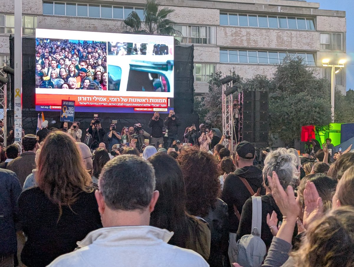 robinkorda's tweet photo. @le_Parisien Des cris de joie s'élèvent de la place des Otages, à Tel Aviv. Les captives israéliennes sont désormais annoncées entre les mains de la Croix rouge, après 470 jours dans la bande de Gaza. https://t.co/ryfOCMBehr