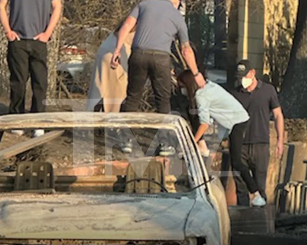 MeghansMic's tweet photo. @GuntherEagleman Please deport these grifters! Harry and Meghan’s 17-minute pap walk broke the law and is another PR disaster. Meghan pretends to care about hurting people, but if you know you know. Camera in tow. Look at me.📸🤩#OneTearLeftEyeGo #Narcissist https://t.co/VyivKvkjXm