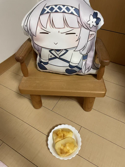ドヤヒマちゃん、今日は久しぶりにリンゴさんを食べようね昨日剥いて忘れてたから色が変わっちゃったけどきっと美味しいよ 