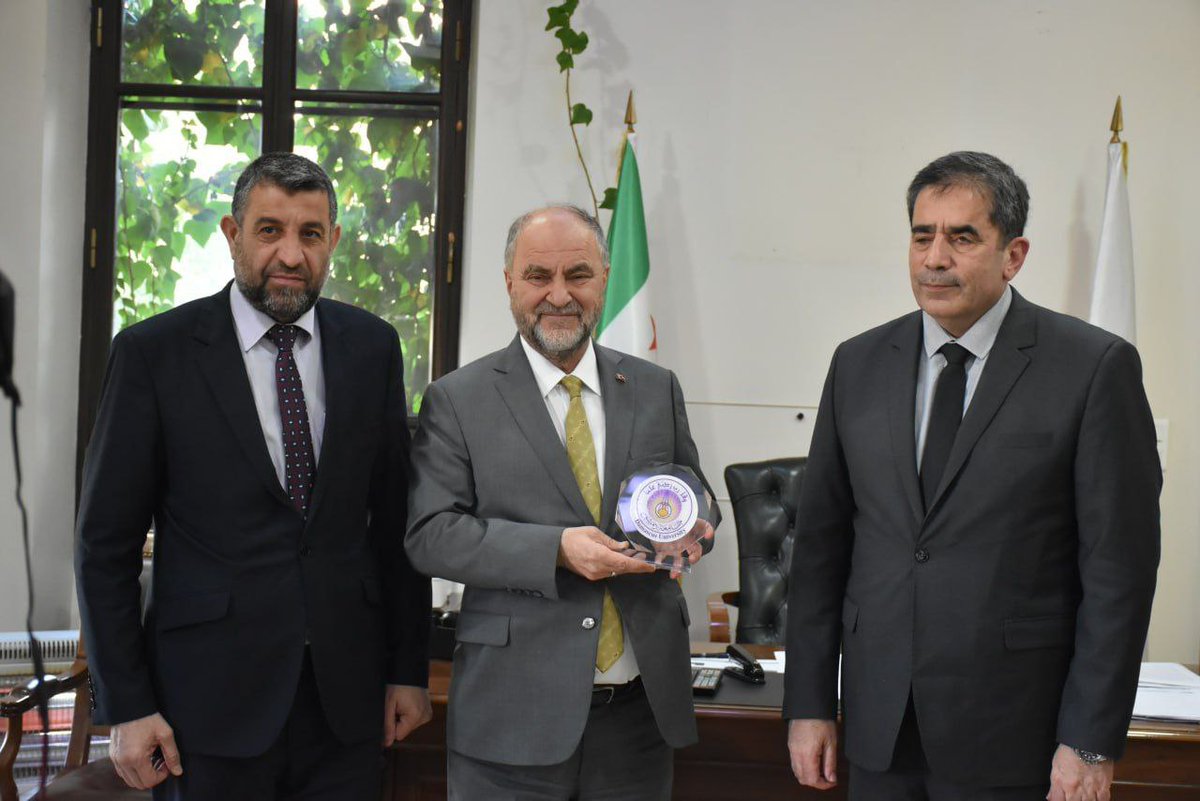 استقبل الدكتور "عبد الحميد الخالد" عضو لجنة تسيير أعمال جامعة دمشق اليوم القائم بأعمال السفارة التركية بدمشق السفير "برهان أوغلو" لبحث آفاق التعاون العلمي والأكاديمي المشترك بين جامعة دمشق والجامعات التركية، وحضر اللقاء أعضاء اللجنة الدكتور "محمد السويد"، الدكتور "محمد الجبان".