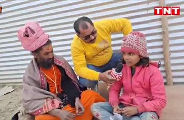 KraantiKumar's tweet photo. वायरल वीडियो राजस्थान के शिक्षक-शिक्षिका का बताया जा रहा है.

संबंध चाहे जायज हो या नाजायज हो, किसी के आंतरिक पलों का SEX वीडियो बनाकर वायरल नही करना चाहिए.

दो अधेड़ उम्र लोग अपनी रजामंदी से संभोग कर रहे हैं. वीडियो को कोई जबर्दस्ती नजर नही आ रही है. हो सकता है दोनों का संबंध नाजायज हो.

लेकिन हम और आप कौन होते हैं जजमेंटल बनने वाले. जिस खबर को वायरल करना था उसे तो किसी ने नही किया.

कुंभ मेले में एक साधु 12 साल की नाबालिग लड़की जो किसी कारणवश घर से भागी हुई थी, उसे गलत इरादे से बहला फुसलाकर अपने साथ रखकर एकांत में भुजा खिला रहा था.

पत्रकार की नजर पड़ी तब जाकर पुलिस ने कार्यवाही की. और नाबालिग बच्ची सकुशल भदोही उसके घर पहुंचा दिया गया.