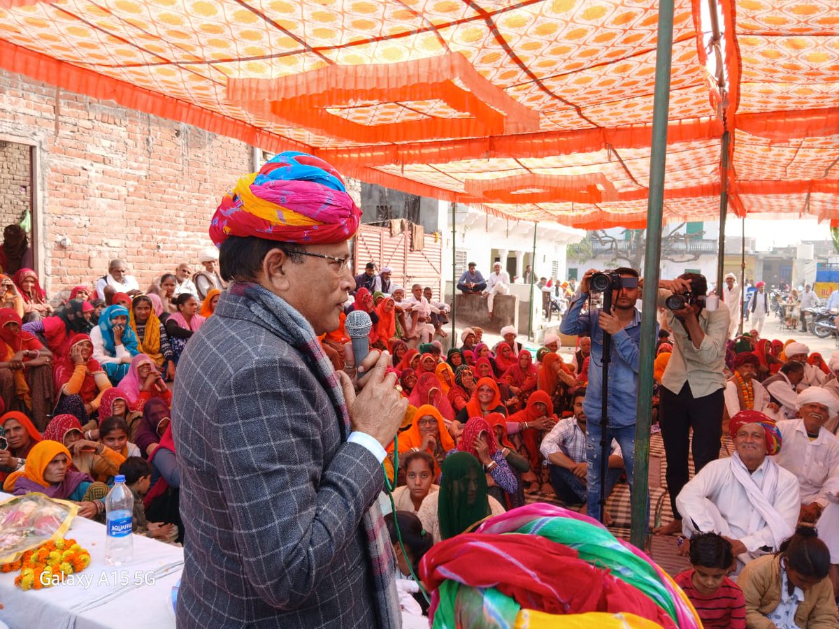 RamsahayvermaNW's tweet photo. गाज्यो-गाज्यो जेठ, आषाढ़ कंवर तेजा रे!
लगतोड़ा ही लाग्यो रे, सावण भादवो!!

आज विधानसभा क्षेत्र के ग्राम झिलाई में जाट समाज द्वारा आयोजित सत्यवादी वीर तेजाजी महाराज की भव्य मूर्ति के अनावरण समारोह में पूर्व जिला प्रमुख टोंक श्री सत्यनारायण चौधरी जी के साथ सम्मिलित हुआ। https://t.co/SmJDIcnXsY