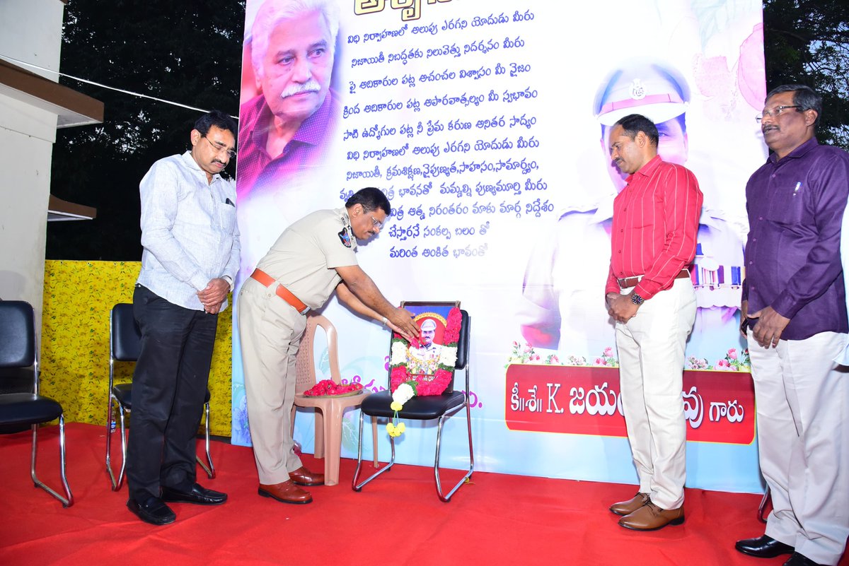 VjaCityPolice's tweet photo. రిటైర్డ్ అసిస్టెంట్ కమాండెడ్ కీర్తిశేషులు కే జయంతి రావు గారి సంస్మరణ సందర్భంగా జయంతి రావు గారి చిత్రపటానికి పూలమాలలు వేసి స్మరించుకున్న నగర పోలీస్ కమీషనర్ శ్రీ ఎస్. వి. రాజ శేఖర బాబు ఐ. పి.ఎస్.గారు.
#policepersonal #CommissionerofPolice #NTRDistrict #vijayawadacity @APPOLICE100 https://t.co/KcCBYnFYcg