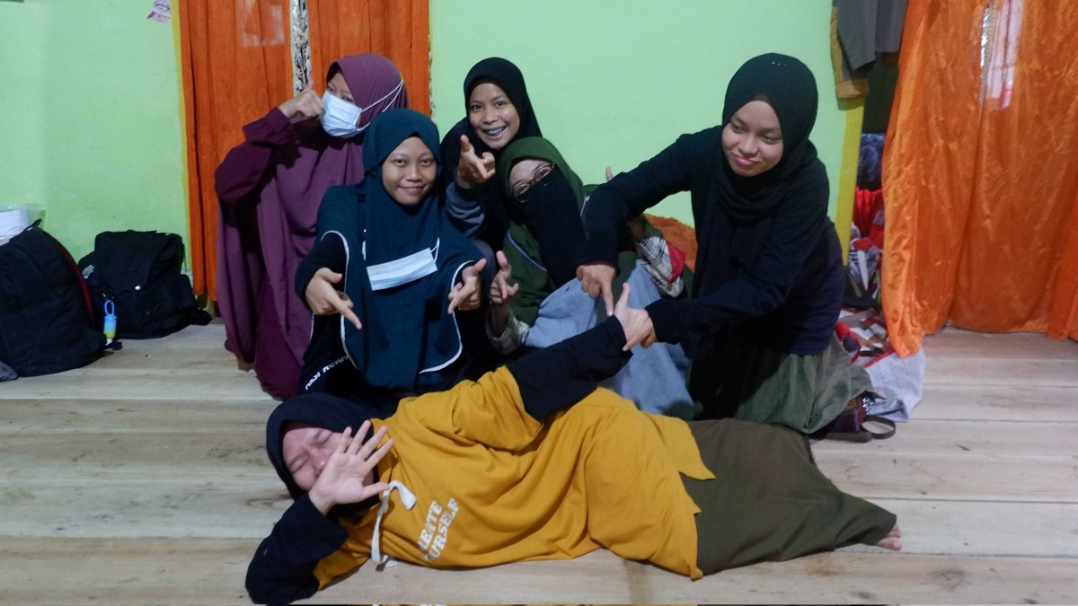 FatmaSriFatima1's tweet photo. Biar tdk terlalu tegang bede https://t.co/nSH3fBSQS3