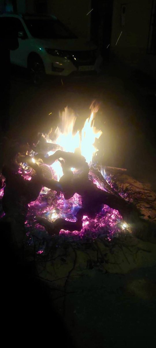 biciclistaDsofa's tweet photo. #ombligo #KUDT #fuego #hogueras #abuelos #amigos #AlmaROTA
Tenía que haber estado allí.
No me lo perdonaré JAMÁS.
Y así comenzamos el 2025, faltando a los lugares donde verdaderamente te han querido… donde se ha sido feliz. Que traición tan grande hacia uno mismo. https://t.co/Nvirf7NaUY