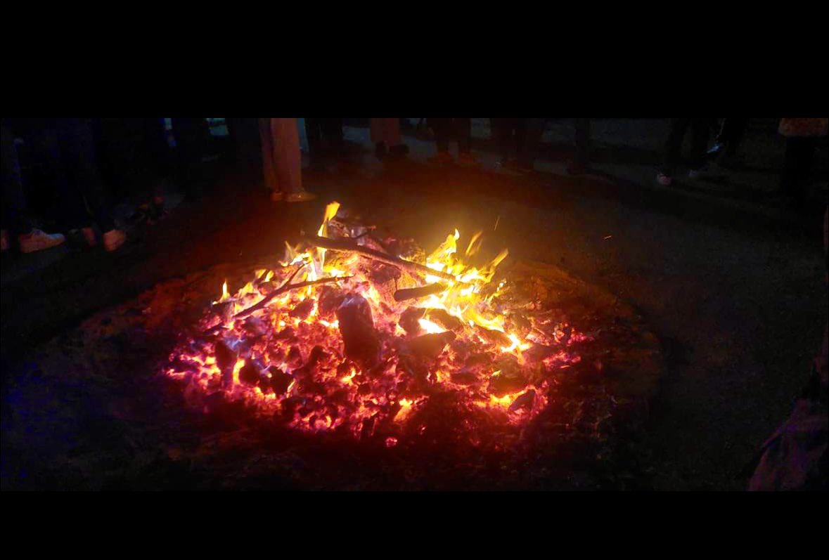 biciclistaDsofa's tweet photo. #ombligo #KUDT #fuego #hogueras #abuelos #amigos #AlmaROTA
Tenía que haber estado allí.
No me lo perdonaré JAMÁS.
Y así comenzamos el 2025, faltando a los lugares donde verdaderamente te han querido… donde se ha sido feliz. Que traición tan grande hacia uno mismo. https://t.co/Nvirf7NaUY