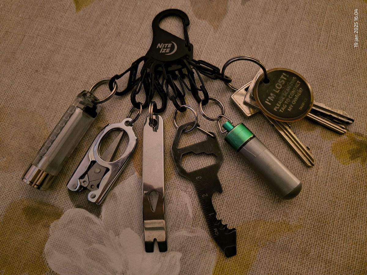 Gentleman_VH's tweet image. Oh ja, er zitten ook nog sleutels aan deze multifunctionele sleutelbos. 😉 #NiteIze #KeyChain #EDC