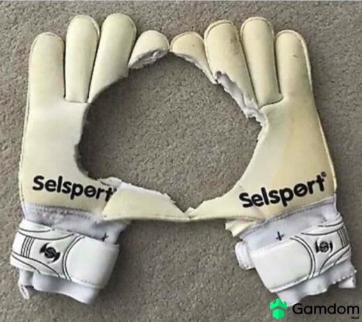 TrollFootball's tweet image. Onana’s gloves against Brighton