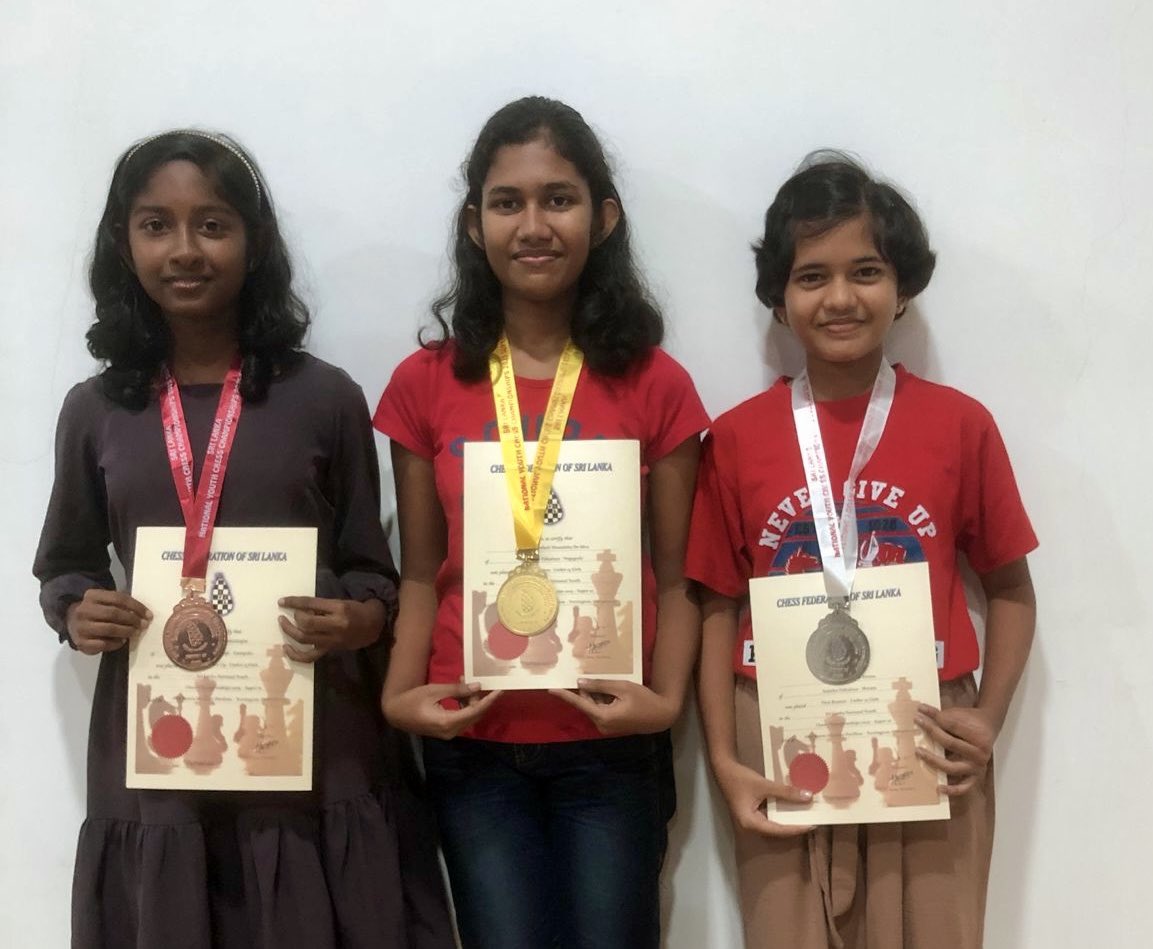ChessSL_com's tweet image. Chanthuli Thanishka De Silva of Anula Vidyalaya, Nugegoda, wins the U14 Girls Championship at the Sri Lanka National Youth Super 10 Championship 2025!

🥈 B Yenuthi Sahanlee Perera
🥉 M A D D D Munasinghe

#ChessSL #YouthSuper10 #SriLankaChess #ChessChampions2025