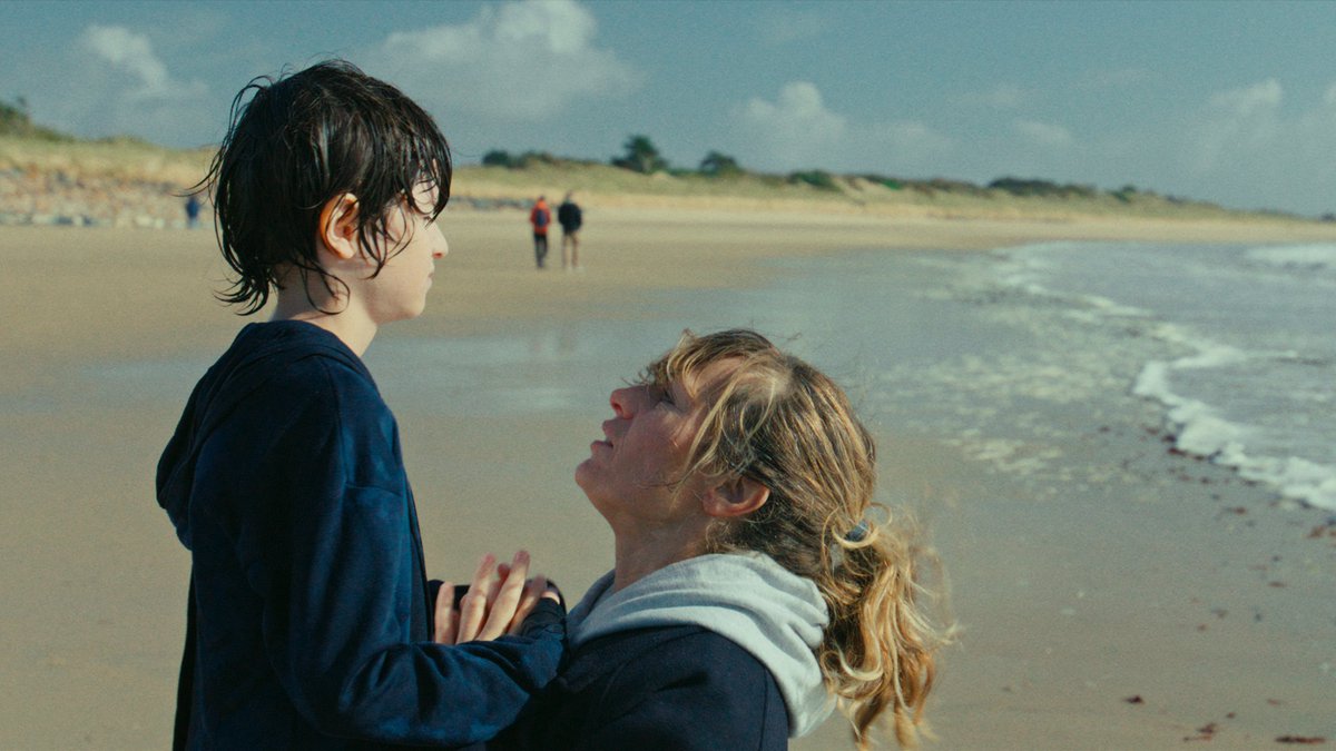 jipe0043's tweet image. Jusqu'où peut-on aller #Paramour ? Mère fusionnelle, @Ceci_OFF plonge dans l’attraction irrationnelle de son fils pour l'eau. Dans le film d’@EOtzenberger, elle manifeste un penchant fascinant pour l'étrange qui associe l'intimisme à l'indicible.
En lire +
jipezelig.blogspot.com/2025/01/par-am…