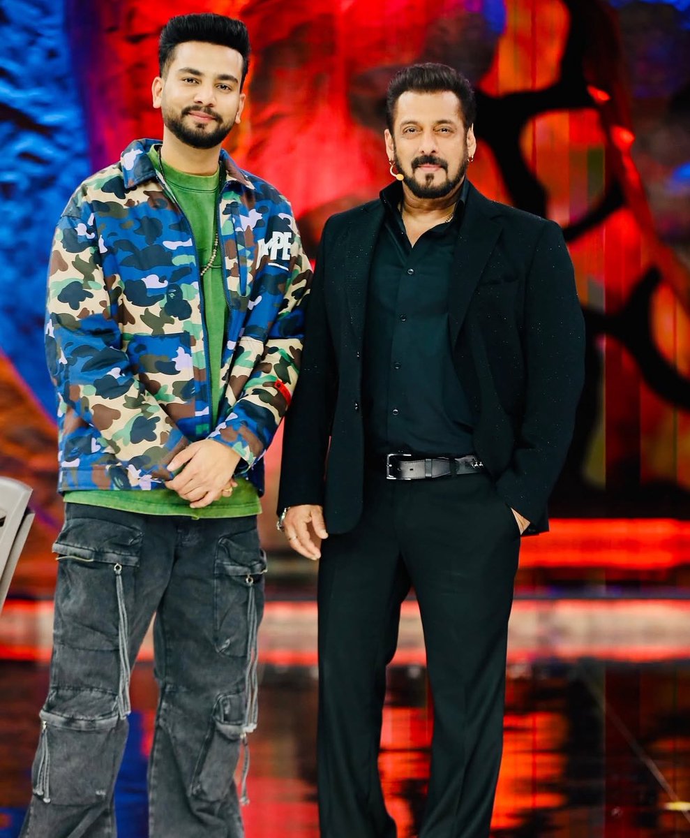 ImMehra94's tweet photo. Systumm World Wide 🌟
Two superstars in one frame. ❤🔥

#Trending  #SalmanKhan𓃵 
#SalmanKhan #BB18 #BiggBoss18 #BB18Finale #BB18Final #BiggBossFinal #ElvishYadav 
#BiggBoss 18 #Finale https://t.co/p5dHFhlVR0