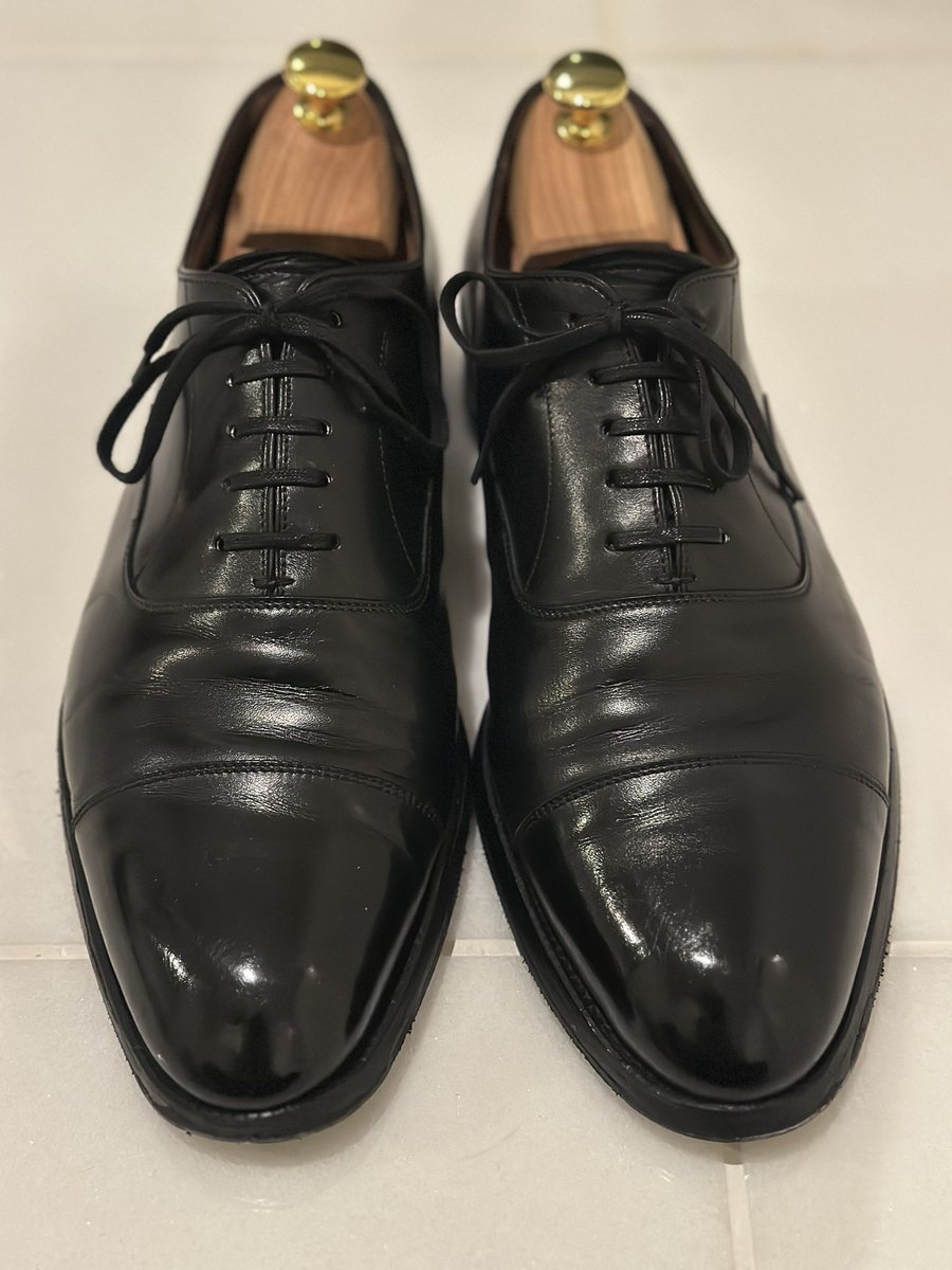 kookboon's tweet photo. 約１０年の付き合いになる大塚製靴のストレートチップをメンテナンス、雨の日も長期出張もかなりハードに履いている愛靴。決して高価な靴ではないがすっかり足に馴染んでしまい補修しながらもレギュラーから外れた事は一度もありません https://t.co/i12gXtKBz1
