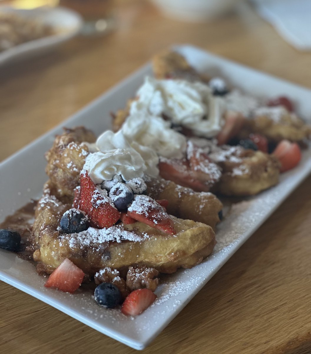 Good Morning #VeeFriendsBreakfest
We have the cloud French toast today. Deep fried brioche topped with fresh fruit and whipped cream @tumblyhauscreative