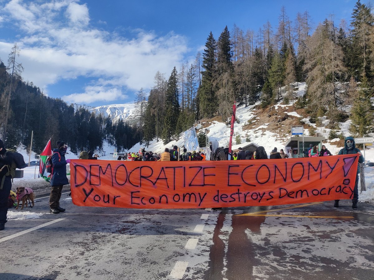 EG_Berlin's tweet photo. Unser Protest gegen das #WorldExploitationForum ist bunt und vielfältig, im krassen Kontrast zum anti-demokratischen, exklusiven Treffen des neokolonialen Kapitals am #WEF
#StrikeWEF - Brick by brick, wall by wall, make the #FortressDavos fall!✊🏼 https://t.co/Zn2R72MX81