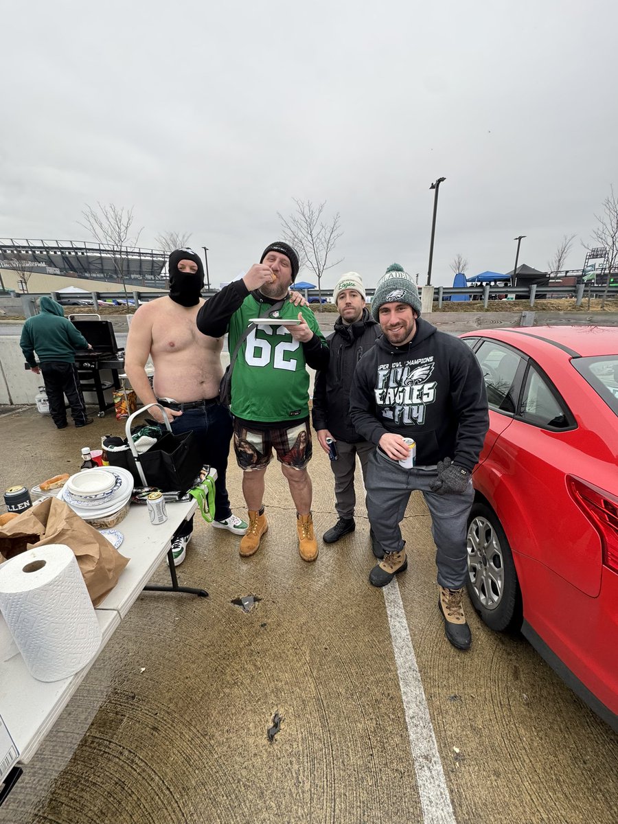 thedistow's tweet photo. @TerryFranconia The boys ain’t cold! https://t.co/F8vaqJrFAF