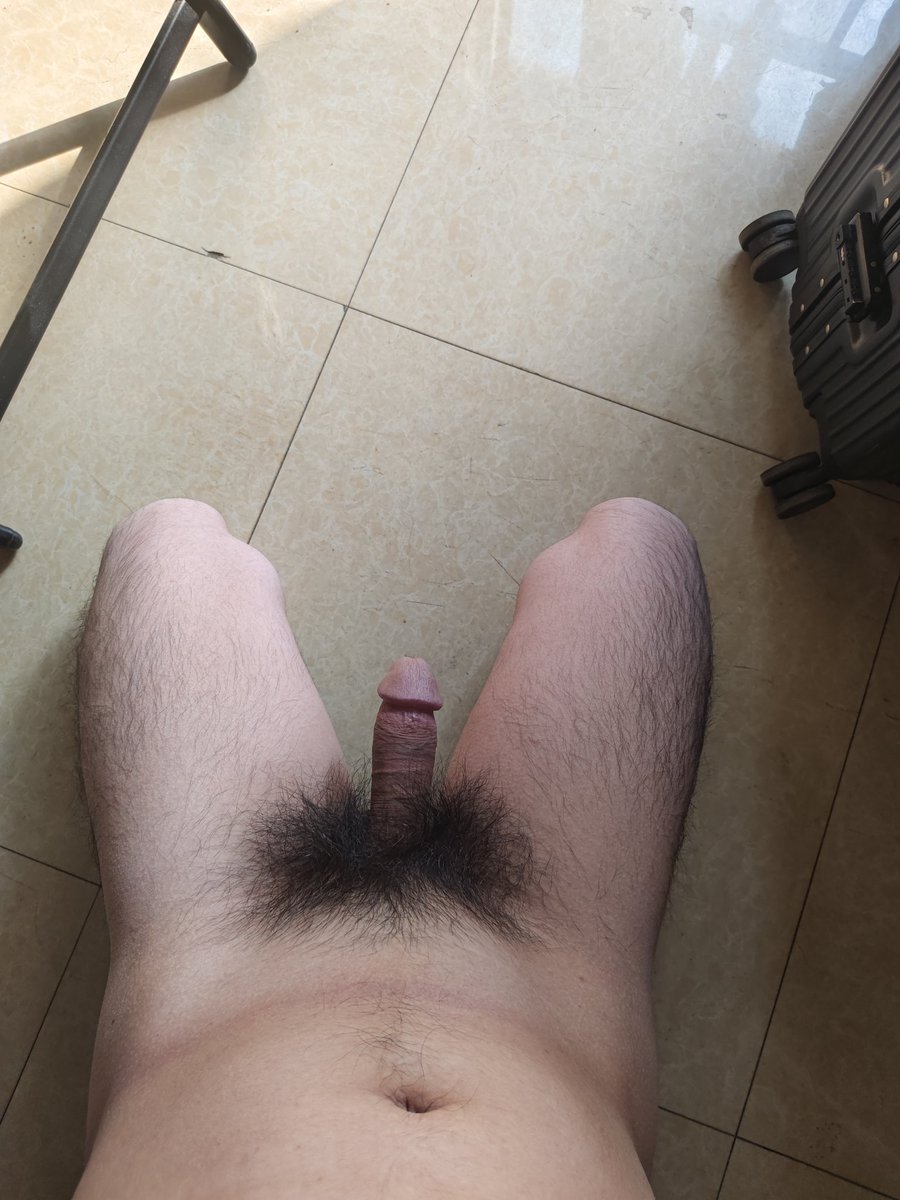 脱掉衣服，阳光照得好舒心，来一场最后的寝室狂欢。