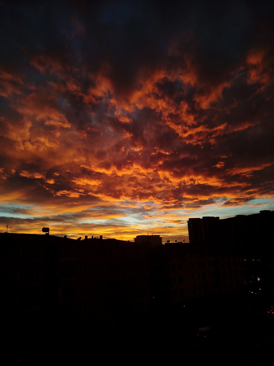 Gelgelelim,
Beter, bize kısmetmiş.
Ölüm, böyle altı okka koymaz adama,
Susmak ve beklemek, müthiş...
<a href="/arya_paleous2/">ARYA PALEOUS photo</a>