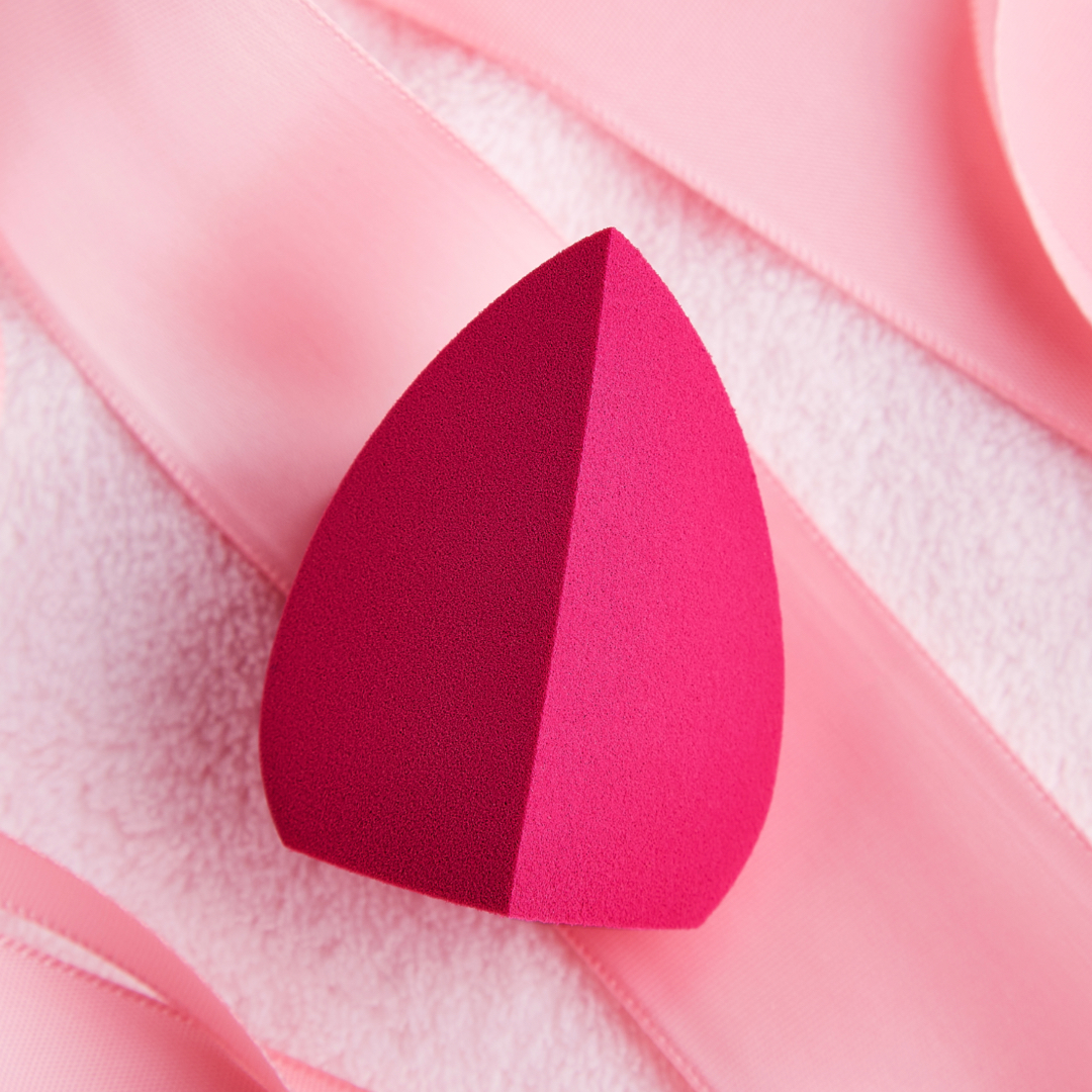 SigmaBeauty's tweet image. Achieve flawless makeup with our 3DHD Blender ✨ This patented, multi-functional pink sponge blends foundation, concealer &amp;amp; more for a smooth, streak-free finish every time! 🙌 Perfect for liquid, cream &amp;amp; powder formulas! 💖 #SigmaBeauty #PatentedDesign #BeautyTools
