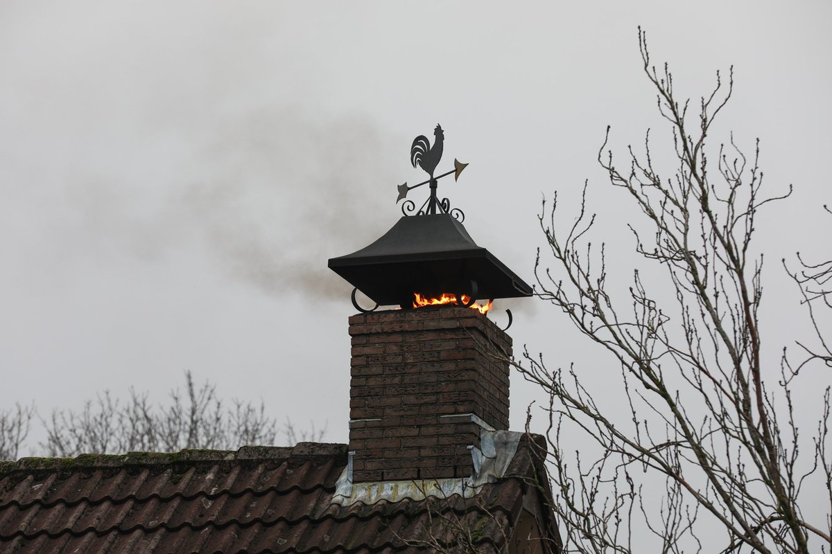 Vlammen bij brand in schoorsteen Lunteren