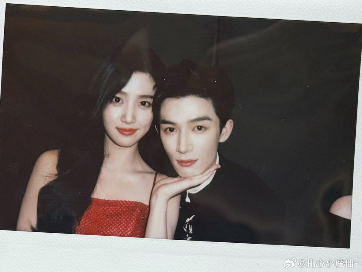 FKShi's tweet photo. #LuYuXiao (#IreneLu) & #WangXingYue taking polaroid photo together from their attendance for special event of TV Series #五福临门/ #WuFuLinMen/ #PerfectMatch.
More pics :
https://t.co/JaYkIDI1Uo
~Weibo 19 Jan 2025~ https://t.co/IaGsYmfi81