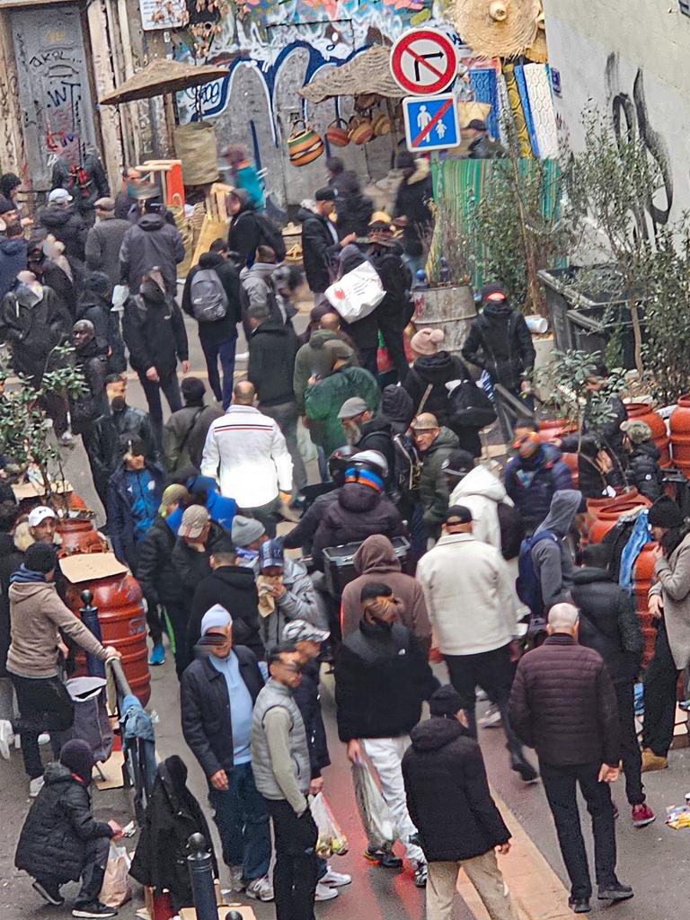 On prend les mêmes et on recommence .... 
Du bruit, des cris, des scènes violentes, du deal du recel, sous nos fenêtres et devant nos commerces tous les jours depuis trop longtemps
Encore un dimanche difficile
<a href="/Prefet13/">Préfet de la région Provence-Alpes-Côte d'Azur</a> <a href="/prefpolice13/">Préfète de police déléguée des Bouches-du-Rhône</a> <a href="/PMMarseille/">Police Municipale de Marseille</a> <a href="/BenoitPayan/">Benoît Payan</a> à l'aide