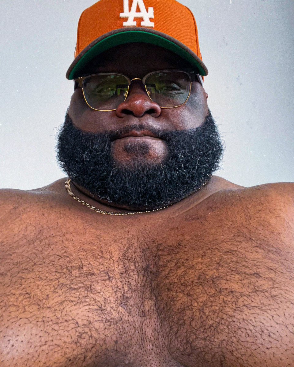 RT if you ready to cuddle with a big beefy gorilla Dad 🦍🦍