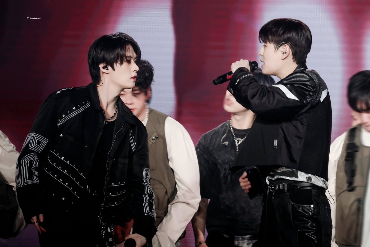 2minfiles's tweet photo. they were meant to be on stage together #승밍 https://t.co/d5d2QmYJaa