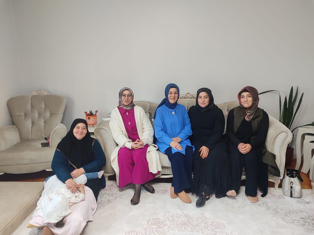 Akkadinkarapinr's tweet photo. Belediye Başkanımız Sayın eşi Tuğba Önal hanımefendi,  İlçe Başkanımız Sayın eşi Gönül Ersoy hanımefendi ve Kadın Kolları Başkanımız Akile Yazar hanımefendi İle birlikte  Ümre ziyaretimizi gerçekleştirdik. Allah kabul etsin inşallah. https://t.co/tapKMAciJz