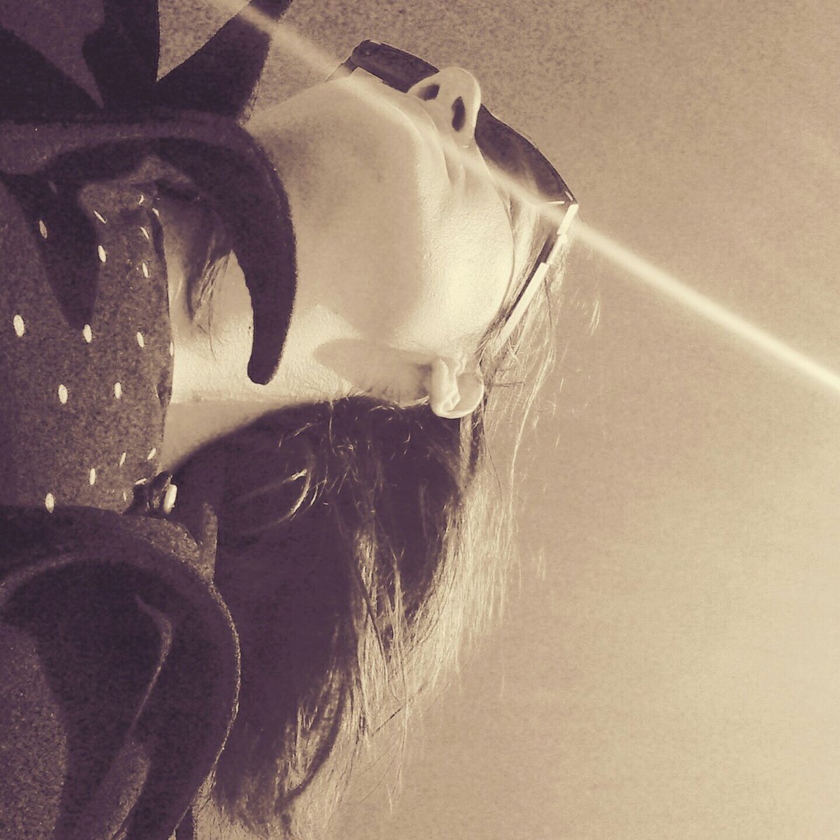 Salut Bruno 🙋🏻‍♀️
(Autoportrait, juin 2019)