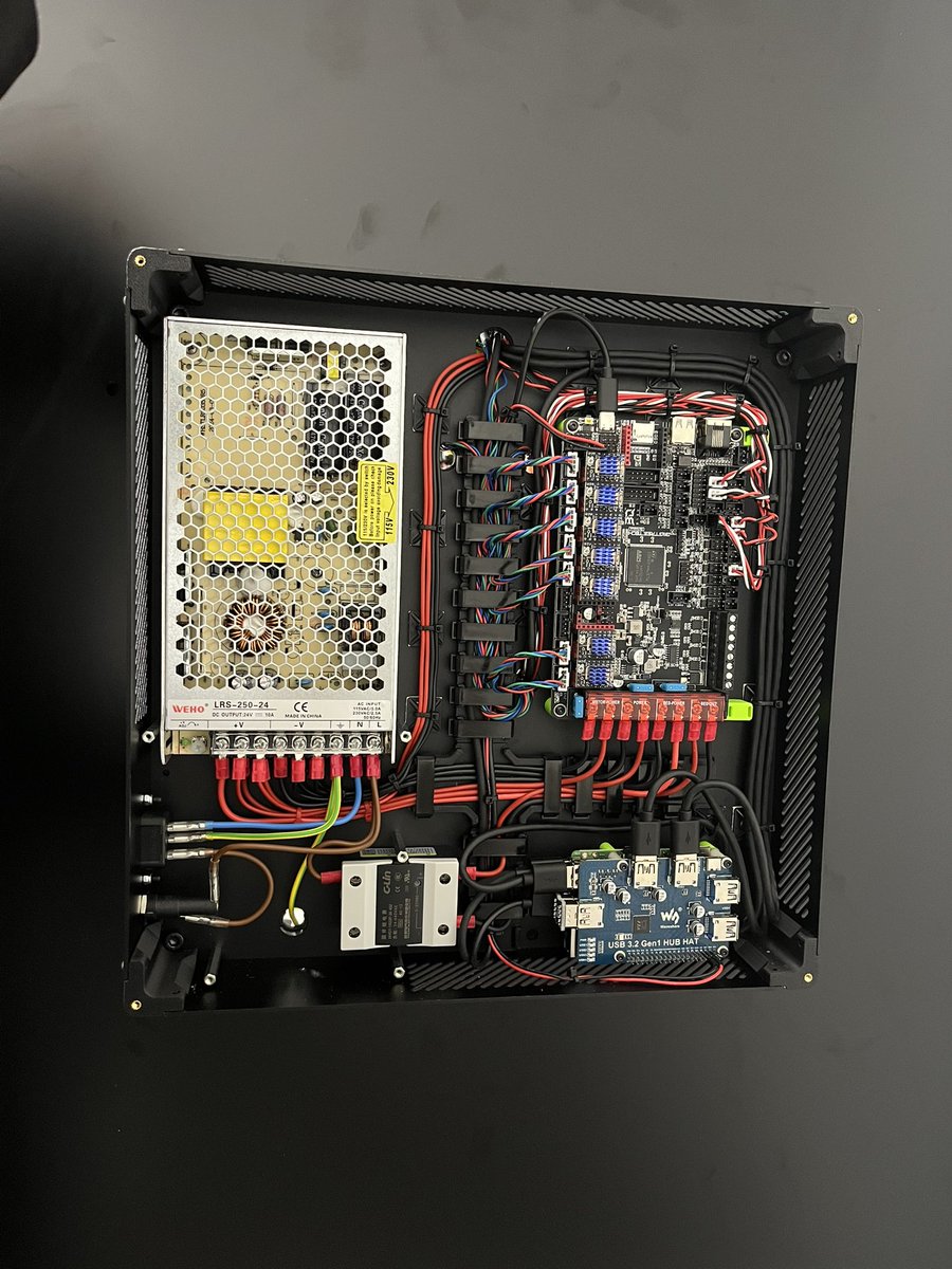 ian_smalley's tweet image. Im quite proud of the wiring on my @ratrighardware vcore 4 500 idex, will be up and running but i have hit a snag with a warped heat bed.