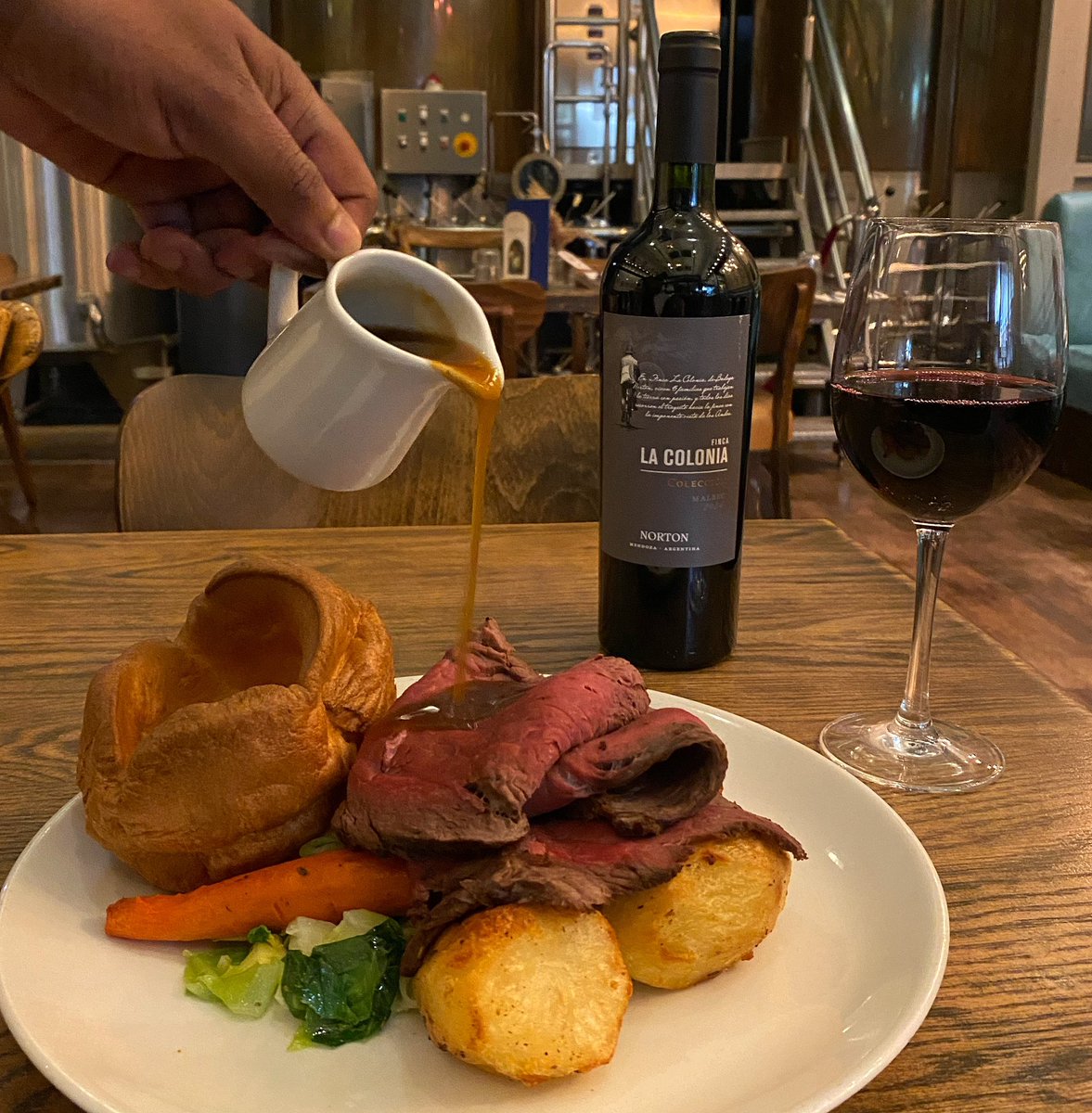 Roast, relax , repeat. Sundays are for good food, great company, and even better roasts! 🍽️

Head to our website and book your table for next week. 

#sundayroast #roastdinner #roastbeef #sundayvibes #sundayservice #sundayfunday