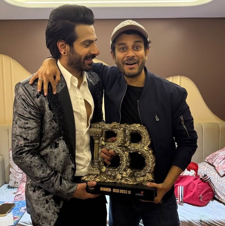 GossipsTv's tweet photo. #JaySoni shares picture of #BiggBoss18 winner #KaranveerMehra with his trophy!

@GossipsTv #BiggBoss #BB18 https://t.co/uaA4eiR4Oj