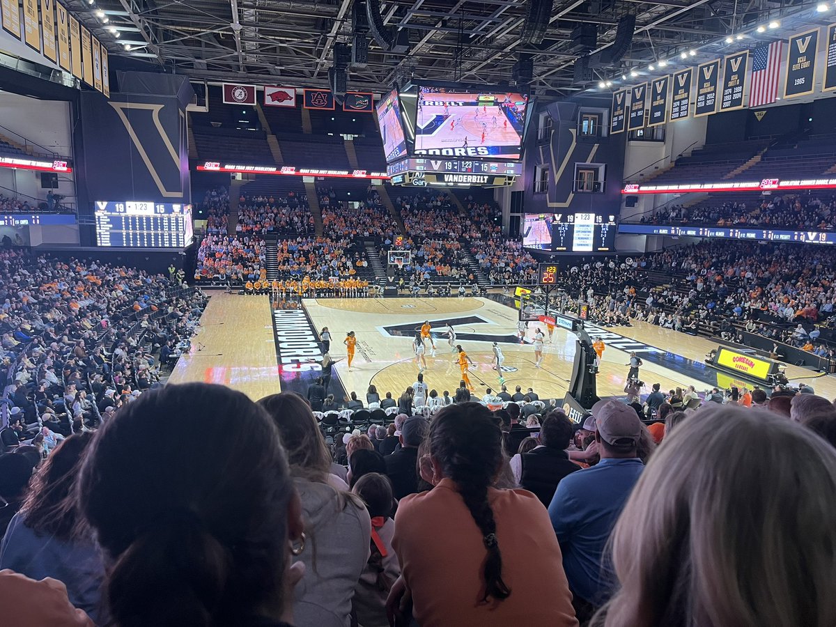 Thank you <a href="/VandyWBB/">Vanderbilt WBB</a> for inviting us to the game ⚓️🏀 
#anchordown