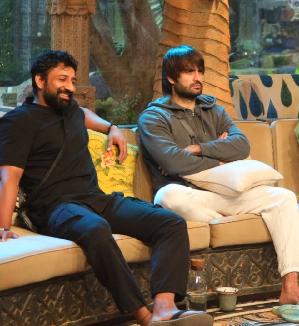 Agastya_Tweets's tweet photo. Finally, Vivian found a real bond where there is no jealousy and betrayal 😊

Got to know someone clapped for KV and called him deserving winner. 

#ViRaj bond is better than backstabbers 🙏

EVIL EYE OFF VIVIAN 🧿🌟
#VivianDsena #BiggBoss18 

https://t.co/dryy5KFAOr