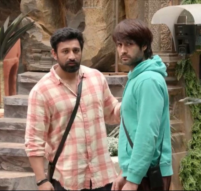 Agastya_Tweets's tweet photo. Finally, Vivian found a real bond where there is no jealousy and betrayal 😊

Got to know someone clapped for KV and called him deserving winner. 

#ViRaj bond is better than backstabbers 🙏

EVIL EYE OFF VIVIAN 🧿🌟
#VivianDsena #BiggBoss18 

https://t.co/dryy5KFAOr