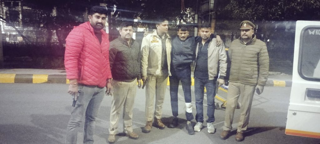 noidapolice's tweet photo. चेकिंग के दौरान थाना सेक्टर 24 नोएडा पुलिस व नकबजनी करने वाले बदमाशों के बीच हुई मुठभेड़ में एक बदमाश के पैर में लगी गोली, घायल व गिरफ्तार, 03 अन्य बदमाश कॉम्बिंग के दौरान गिरफ्तार, कब्जे से चोरी की एक मोटरसाइकिल, 40 हजार रुपए व अवैध हथियार बरामद। https://t.co/2LLXZPFhYx