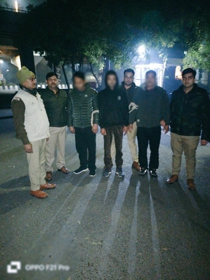 noidapolice's tweet photo. चेकिंग के दौरान थाना सेक्टर 24 नोएडा पुलिस व नकबजनी करने वाले बदमाशों के बीच हुई मुठभेड़ में एक बदमाश के पैर में लगी गोली, घायल व गिरफ्तार, 03 अन्य बदमाश कॉम्बिंग के दौरान गिरफ्तार, कब्जे से चोरी की एक मोटरसाइकिल, 40 हजार रुपए व अवैध हथियार बरामद। https://t.co/2LLXZPFhYx