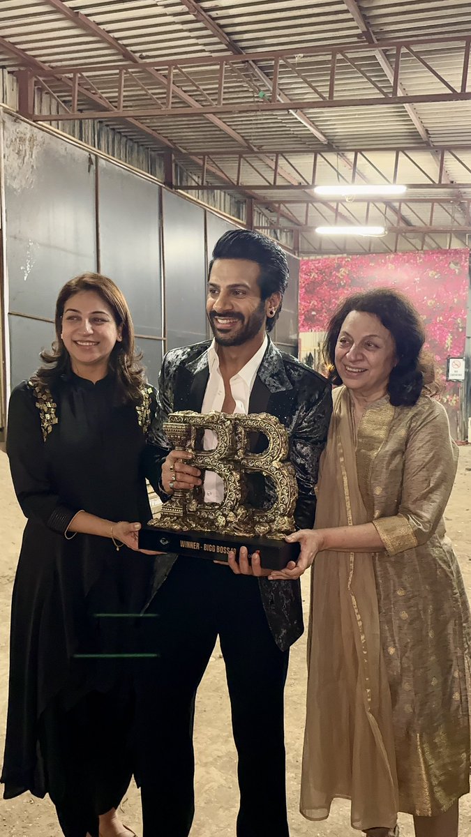 KaranVeerMehra's tweet photo. The moment we all have been waiting for is finally HERE! JANTA KA LAADLA has won #TheKaranVeerMehraShow aka #BiggBoss18 🏆🔱❤️

Bigg Boss 18 ka asli hero is back to his backbones and with the Trophy as promised. You all have showed the true power of the neutral audience. #KVMNation and #KaranKeVeeron, this victory belongs to you. 🙌💪

The second trophy is also home now and it’s shining brighter than ever! 🔥 Let the celebrations BEGIN! 🎉🎊

#BB18Winner #JantaKaLaadla #KaranKeVeeron #KaranVeerMehra #Biggboss18 @ColorsTV @JioCinema