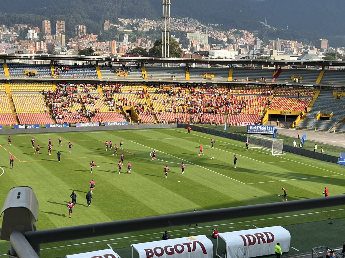 Canalrojo's tweet photo. Señoras y señores, es de nuestro agrado informar que ya calienta América de Cali👹 https://t.co/Hdep1Hb8oL