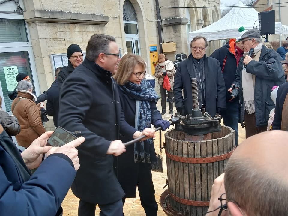 dbrulebois's tweet photo. đđ· FĂȘte de la PressĂ©e du Vin de paille, le nectar du Jura, fruit du savoir faire dâexcellence des vignerons jurassiens. Une grande fĂȘte viticole du terroir, joyeuse et chaleureuse. Bonne annĂ©e et belle rĂ©colte 2025 Ă nos viticulteurs !
#vindujura #vindepaille #AOP #vinjaune https://t.co/vWgXWlAtsy
