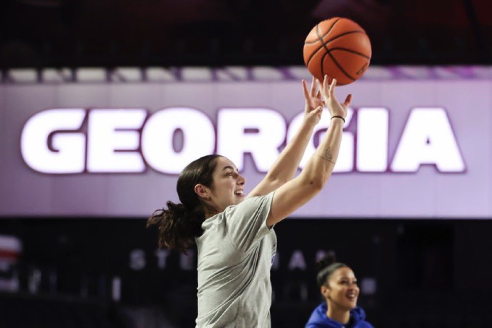 Georgia Amoore was shining bright in Georgia today ✨

The <a href="/KentuckyWBB/">Kentucky Women’s Basketball</a> star guard dropped 2️⃣4️⃣ points and dished out 8️⃣ assists to lead the Wildcats past the Bulldogs 💪

Since Dec. 9, Amoore has scored 20+ points in all but ONE game 🤯

<a href="/jerseymikes/">Jersey Mike's Subs</a> | #JerseyMikesNaismith2025 |