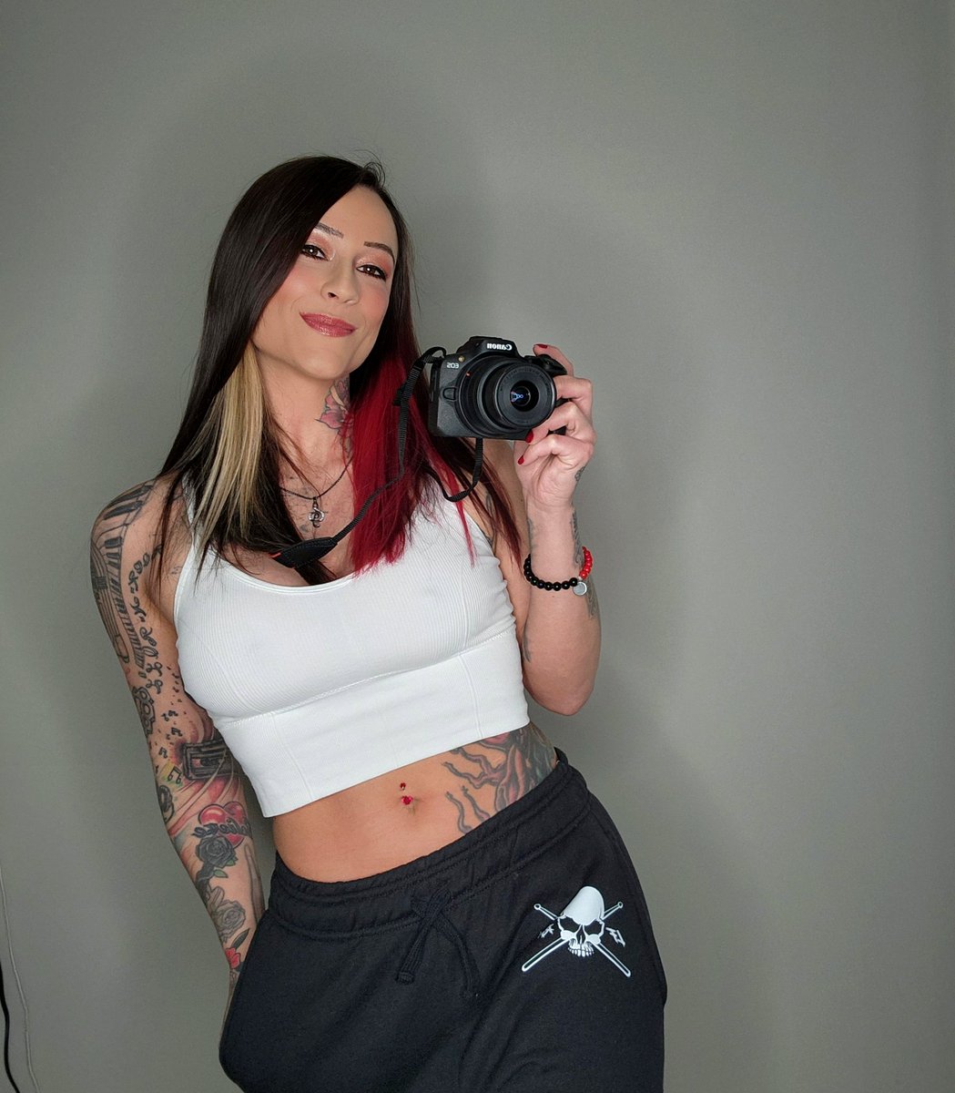 CallieJaneModel's tweet image. Hiee! I've just been working, relaxing, and enjoying some new hobbies lately. I've really enjoyed food photography since I started my baking business, and I've found peace in shooting nature. So I decided to kick it up a notch with a good camera!
Wearing livefastrockhard.com