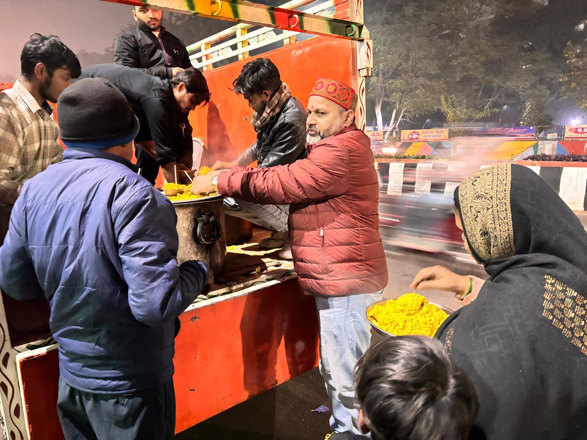 niraj_bajpai's tweet photo. 14 जनवरी मकरसंक्रांति के दिन बाबा नीम करौरी महाराज के आशीर्वाद से @VNSolarPower_ की तरफ़ से लोहिया हॉस्पिटल में तहरी रूपी प्रसाद का वितरण किया 🙏 वैसे मैं कभी फोटो डालता नहीं पर इस बार अपने आप को नहीं रोक पाया प्रयास किया कि फोटो में किसी का चेहरा न आ पाये 🙏 https://t.co/WPWiNmT19J