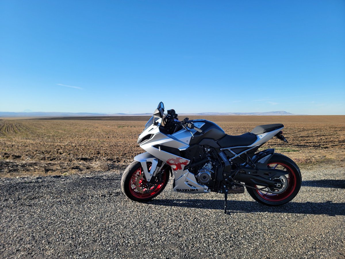 Pictures from yesterday's ride. Started along the beautiful Columbia River then out to my favorite area of wide open landscape